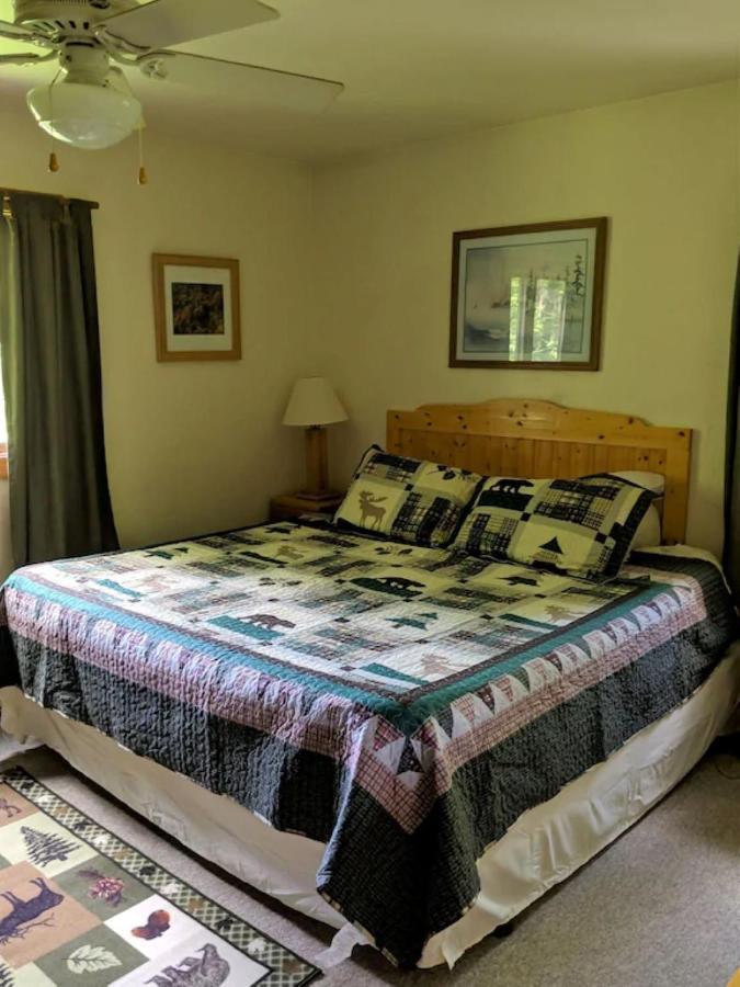 Want To Feel Like You're Up In The Trees!! What A Great View! Chalet *