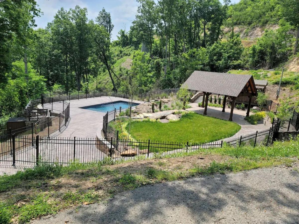 Want To Feel Like You're Up In The Trees!! What A Great View! Chalet *