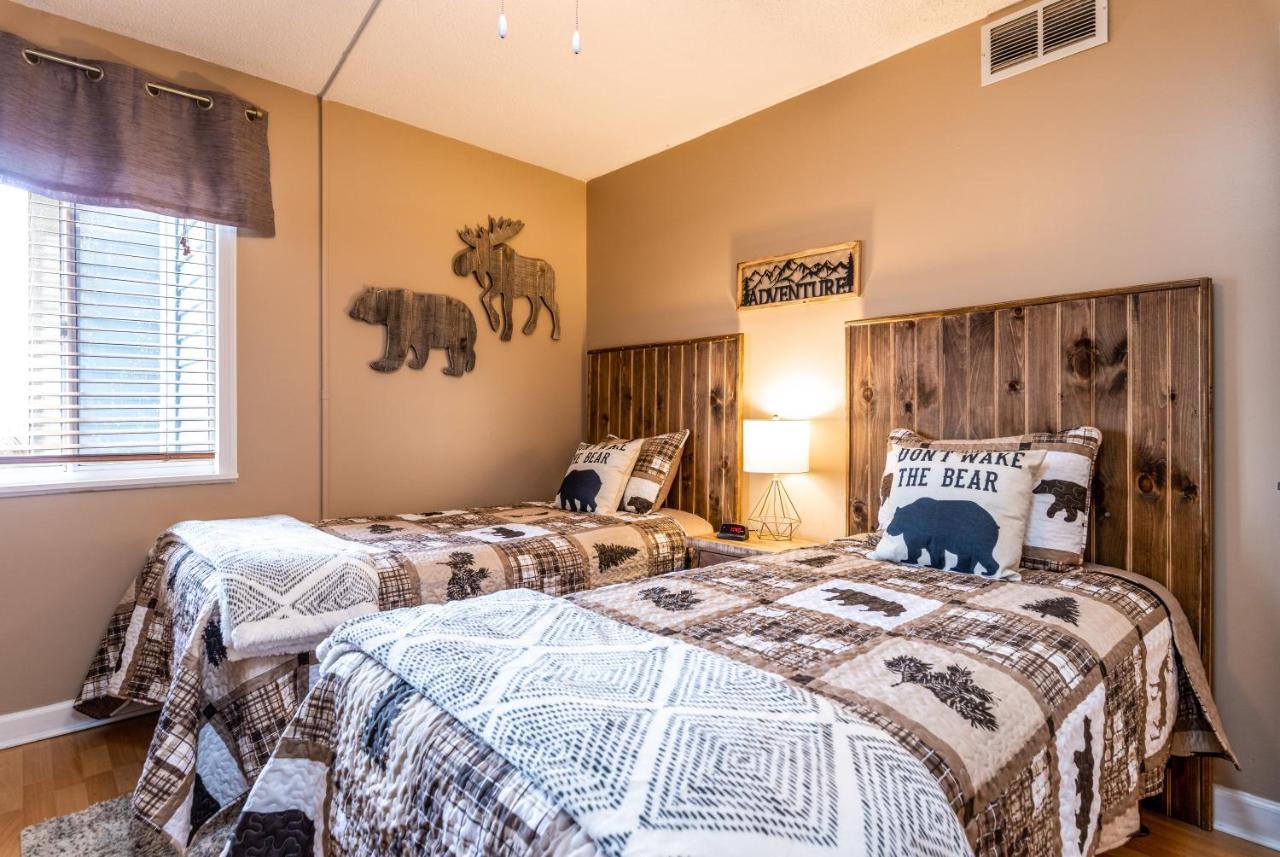 Apartment Sky High Views!!-peak Mountaintop-outdoor Pool-close To Downtown-private Balcony-wifi-cable *