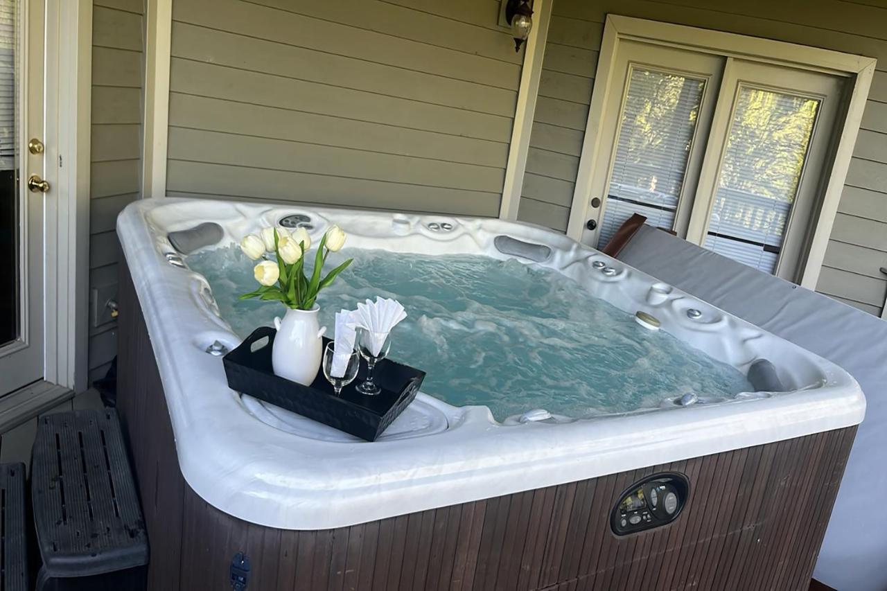 Tree Tops Retreat: Luxury Mountain With Hot Tub And Bear Sightings *