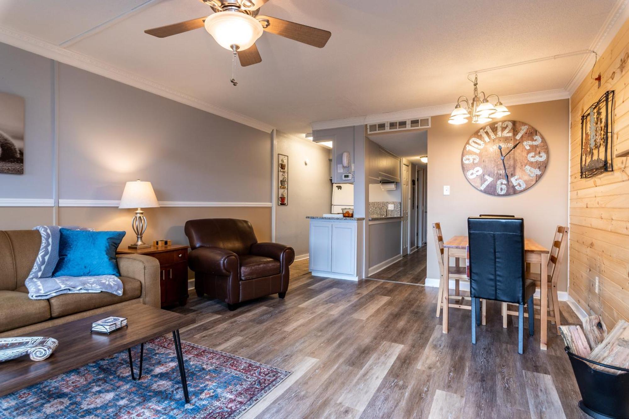 Apartment Sky High Views!!-peak Mountaintop-outdoor Pool-close To Downtown-private Balcony-wifi-cable Gatlinburg