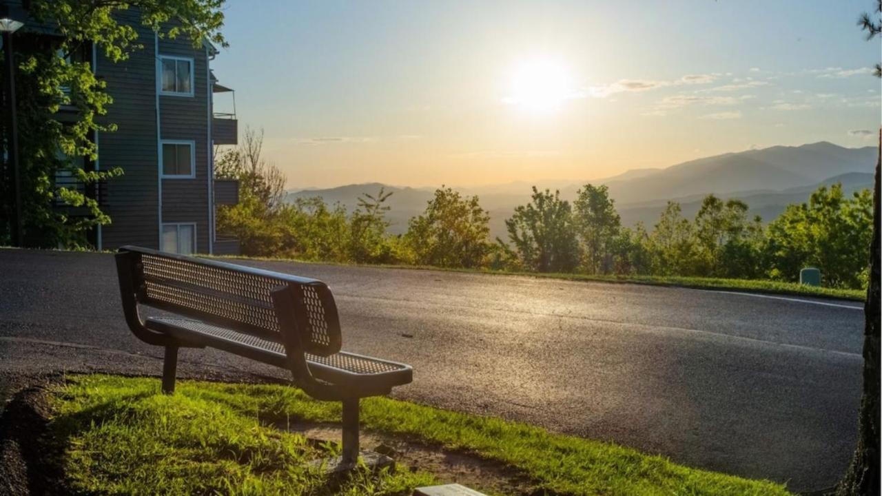 Sky High Views!!-peak Mountaintop-outdoor Pool-close To Downtown-private Balcony-wifi-cable Gatlinburg