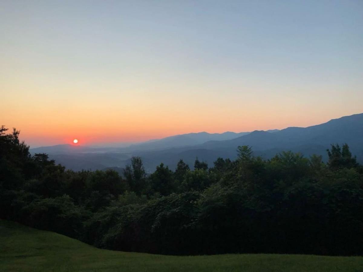 Sky High Views!!-peak Mountaintop-outdoor Pool-close To Downtown-private Balcony-wifi-cable