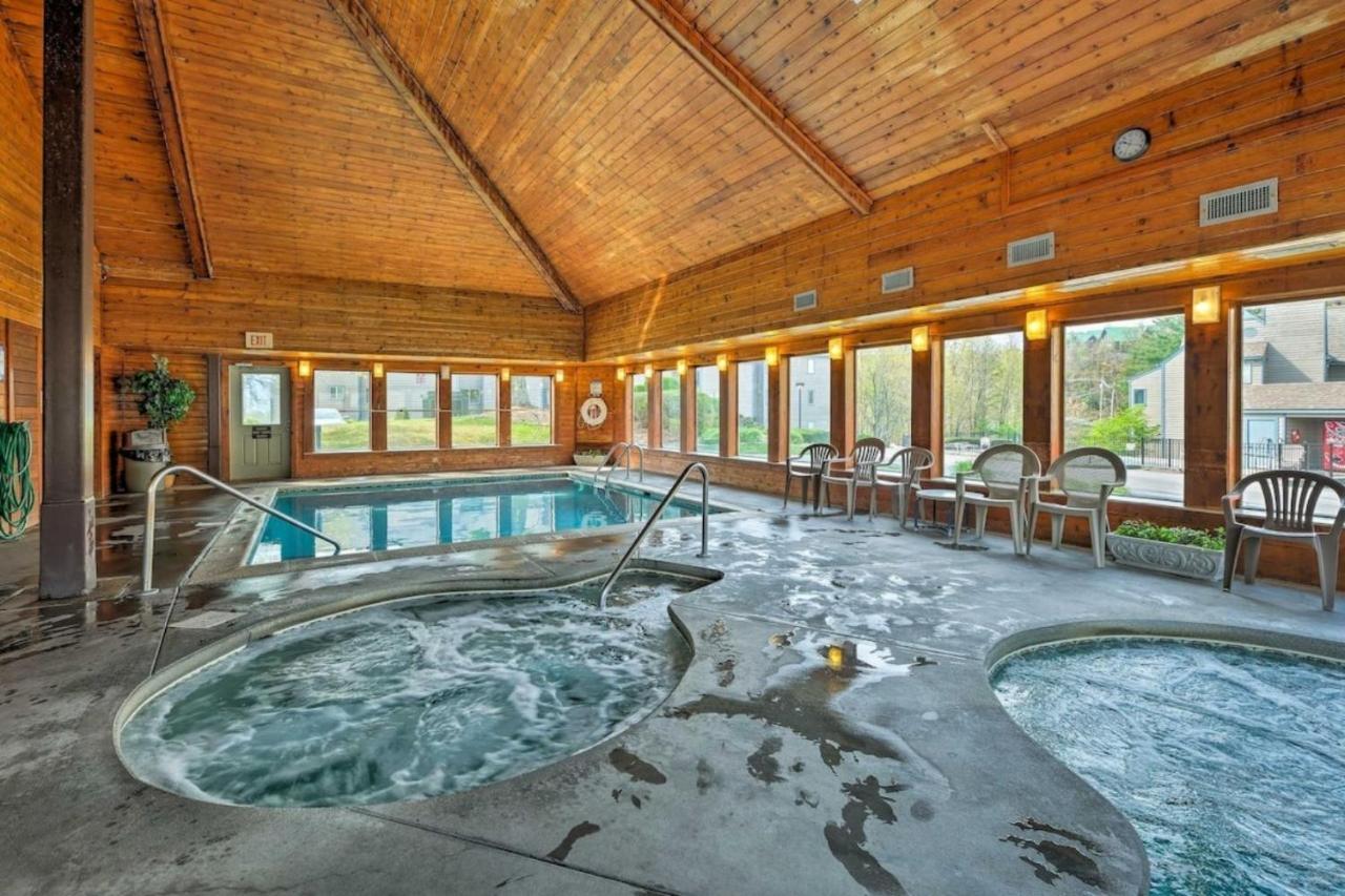 Sky High Views!!-peak Mountaintop-outdoor Pool-close To Downtown-private Balcony-wifi-cable Apartment Gatlinburg