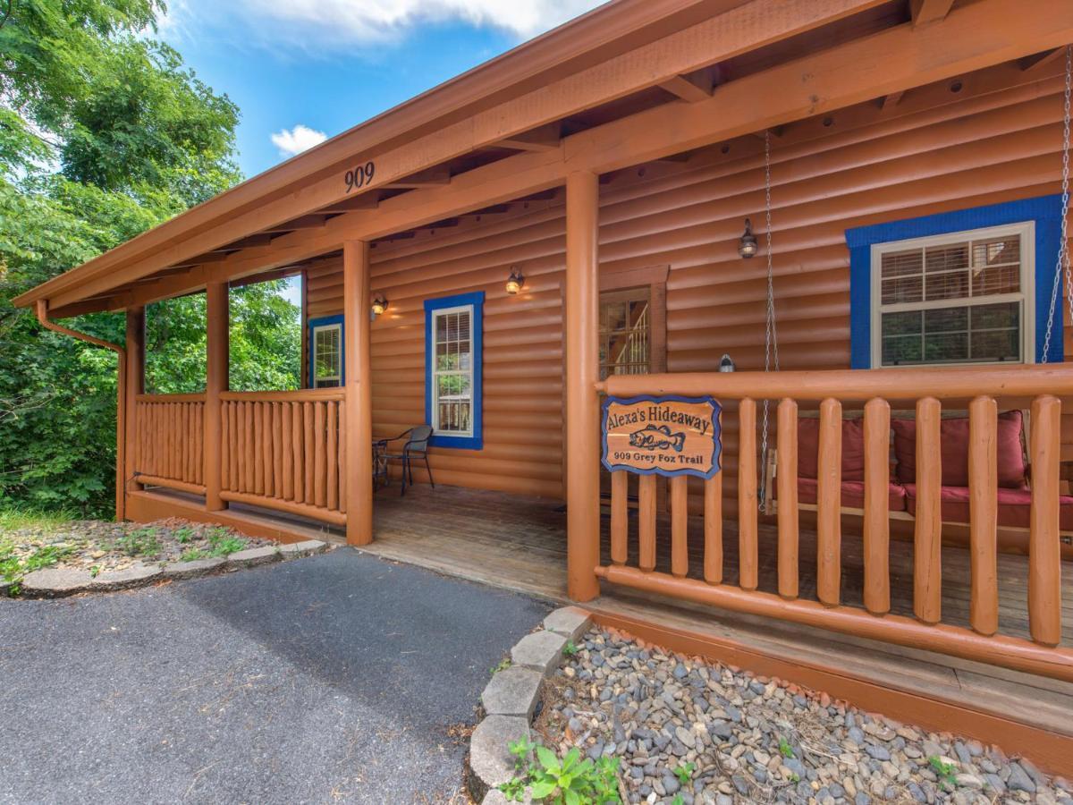 Alexas Hideaway, 1 Bedroom 1 Loft, Pool, Hot Tub, Wifi, Sleeps 6 Gatlinburg