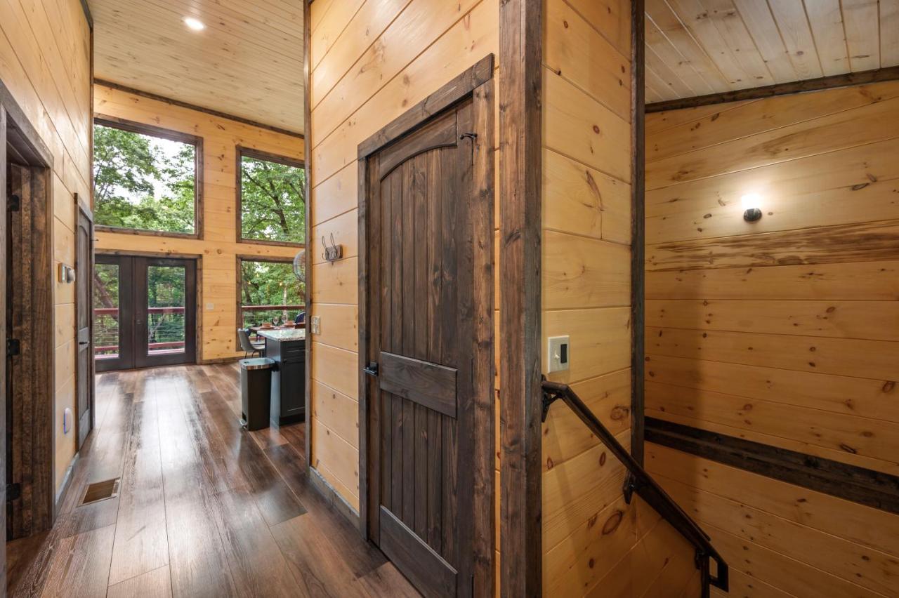 New Cozy Mountain Hot Tub Near Downtown Chalet
