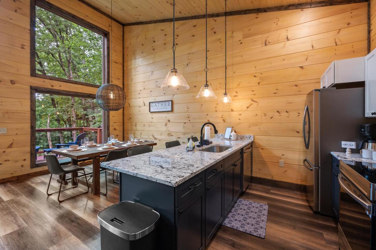 New Cozy Mountain Hot Tub Near Downtown *