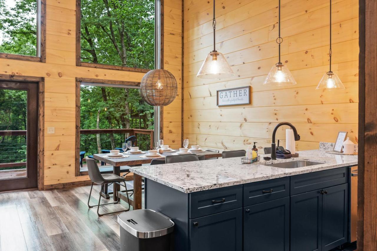 New Cozy Mountain Hot Tub Near Downtown Chalet