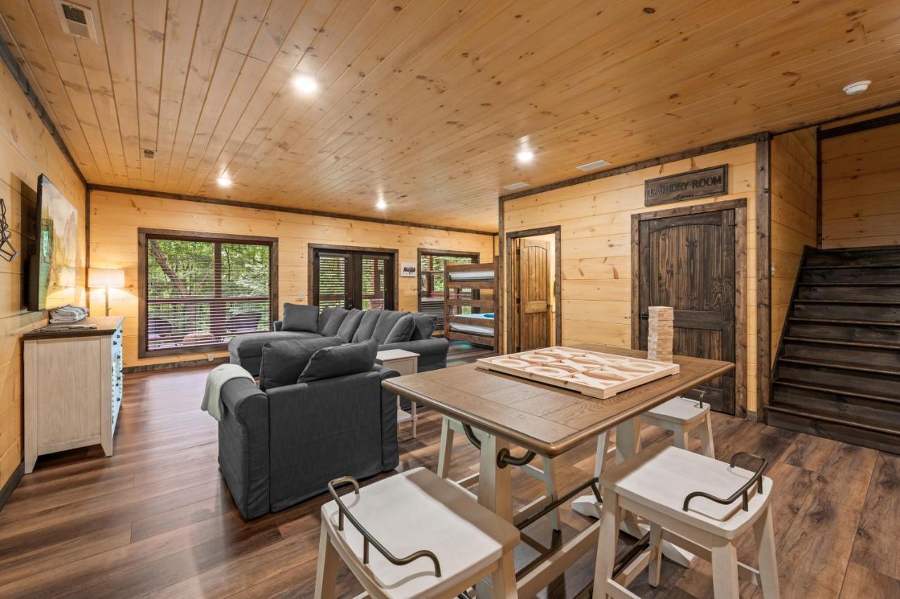 New Cozy Mountain Hot Tub Near Downtown Chalet *