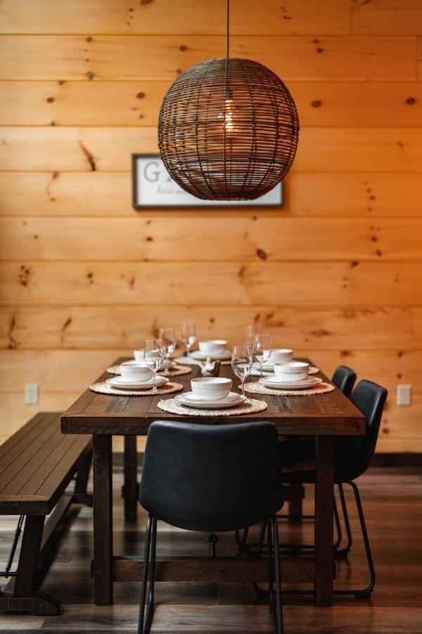 New Cozy Mountain Hot Tub Near Downtown Chalet