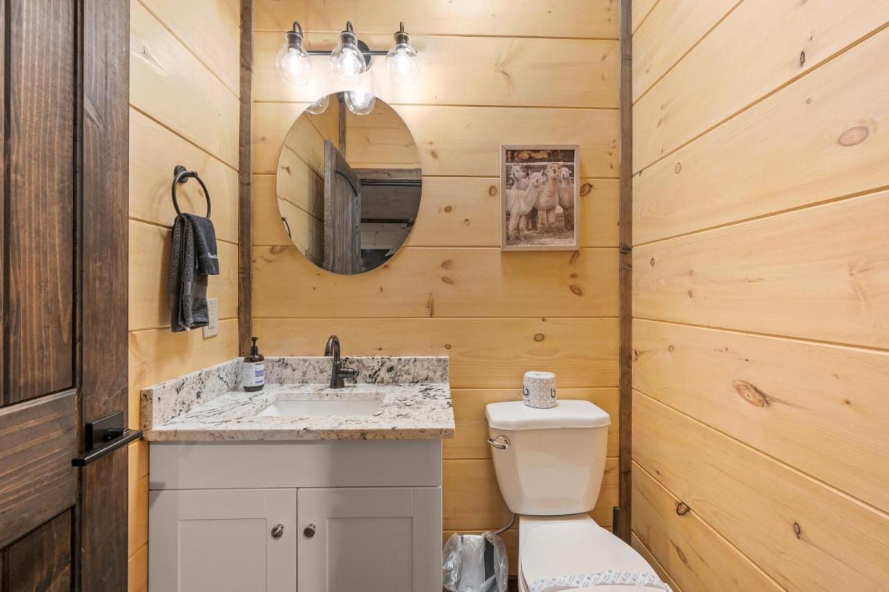 New Cozy Mountain Hot Tub Near Downtown Chalet *