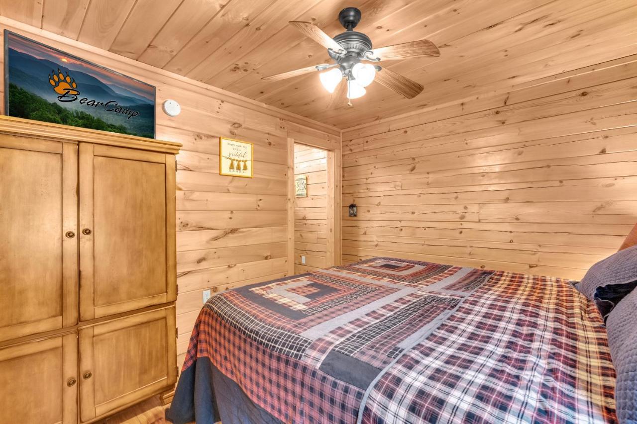American Honey - Hot Tub, 1089 Of Free Attraction Tickets For Each Paid Day, Dollywood And More! Holiday home