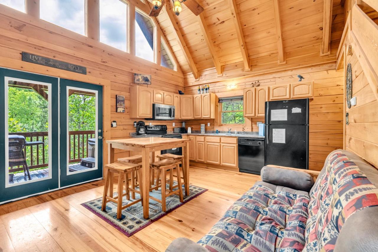 Holiday home American Honey - Hot Tub, 1089 Of Free Attraction Tickets For Each Paid Day, Dollywood And More! Gatlinburg