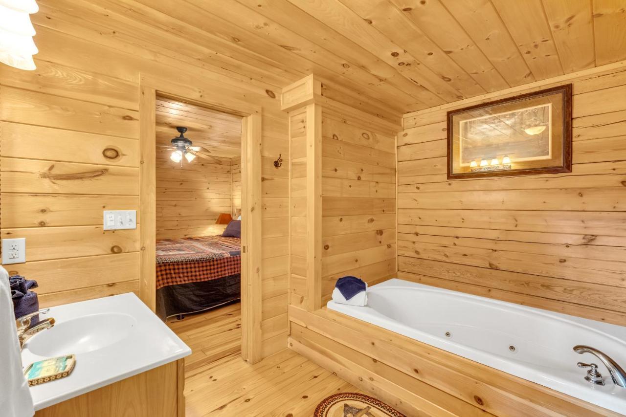American Honey - Hot Tub, 1089 Of Free Attraction Tickets For Each Paid Day, Dollywood And More! Holiday home