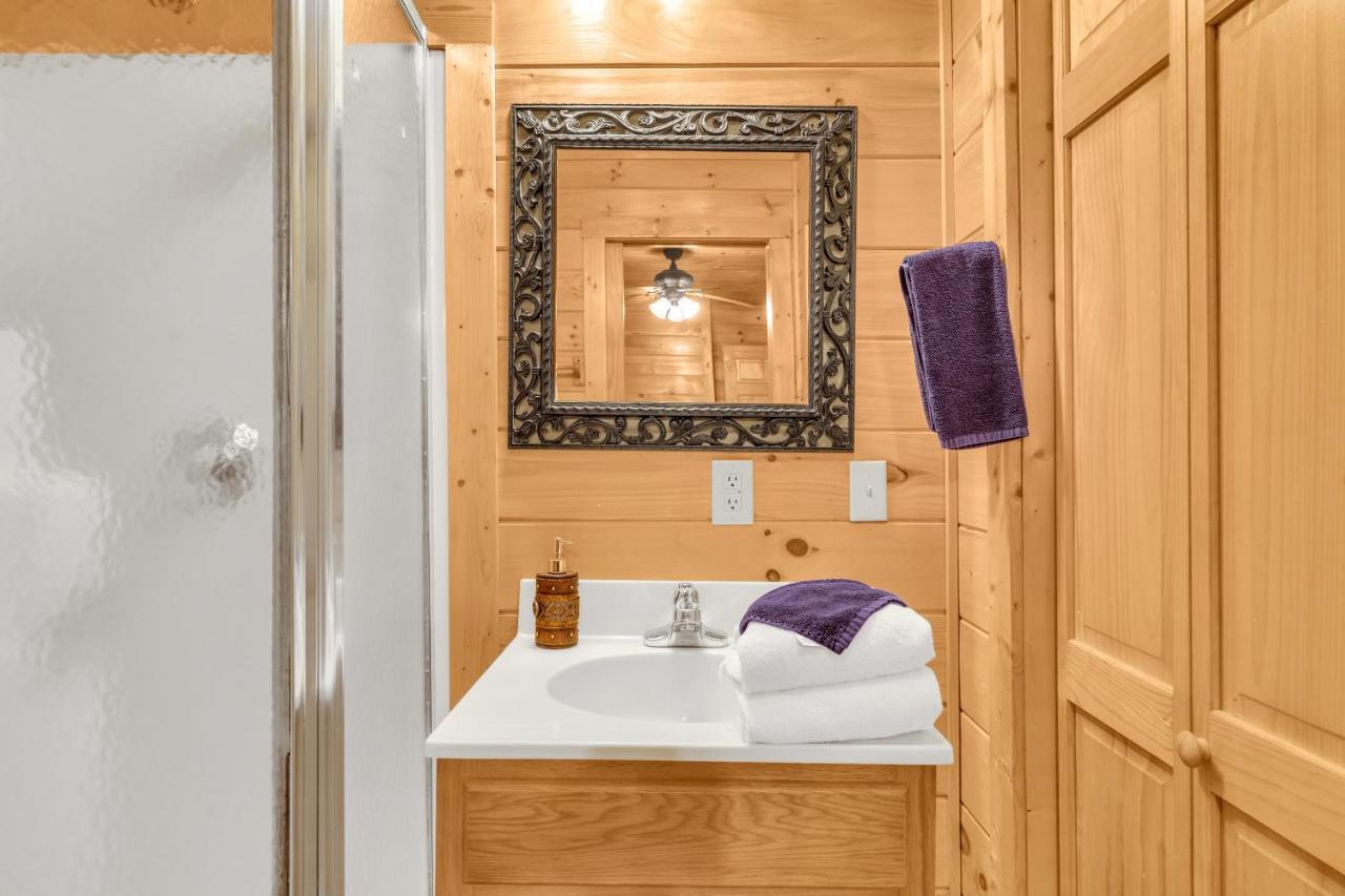 American Honey - Hot Tub, 1089 Of Free Attraction Tickets For Each Paid Day, Dollywood And More! Holiday home