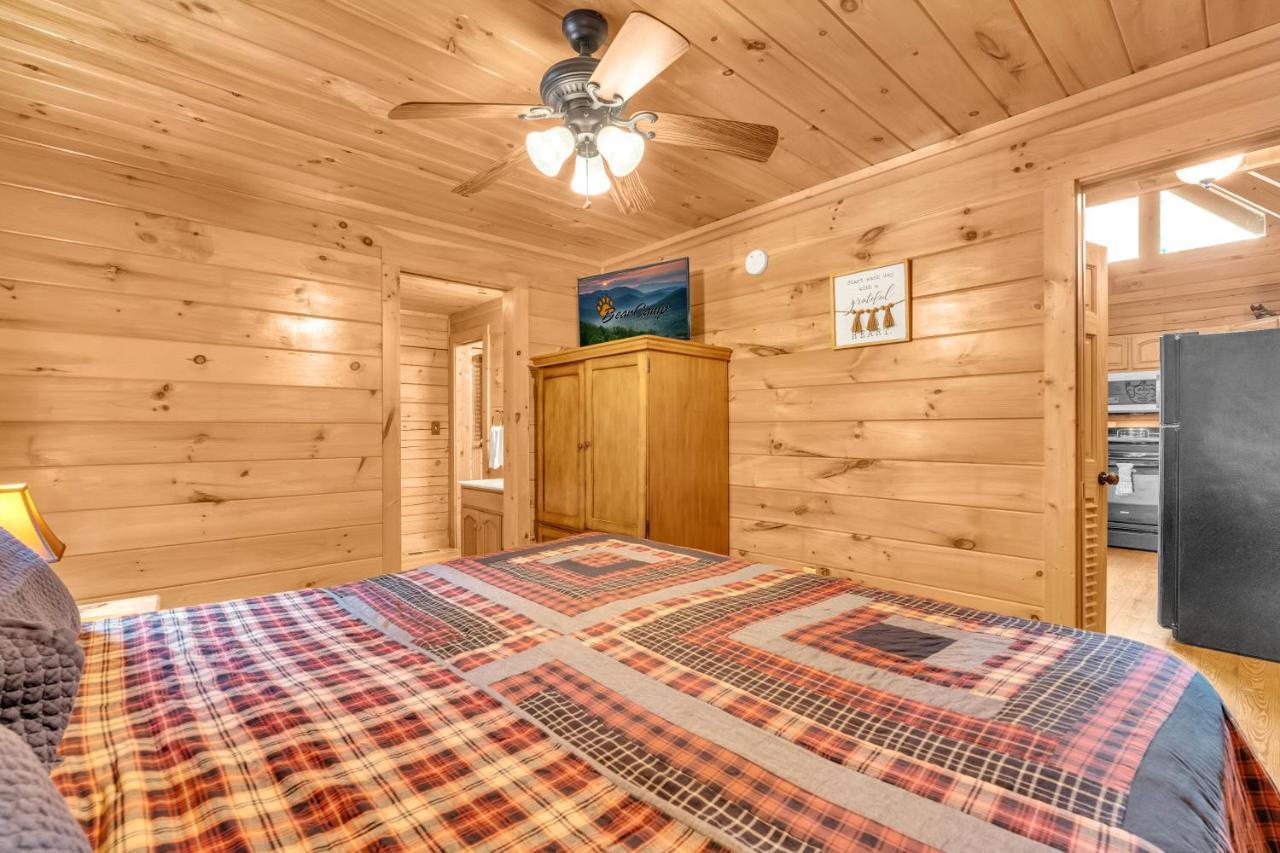 American Honey - Hot Tub, 1089 Of Free Attraction Tickets For Each Paid Day, Dollywood And More! Holiday home *