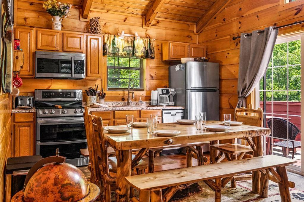 Cozy Cabin W/hot Tub & Wifi In