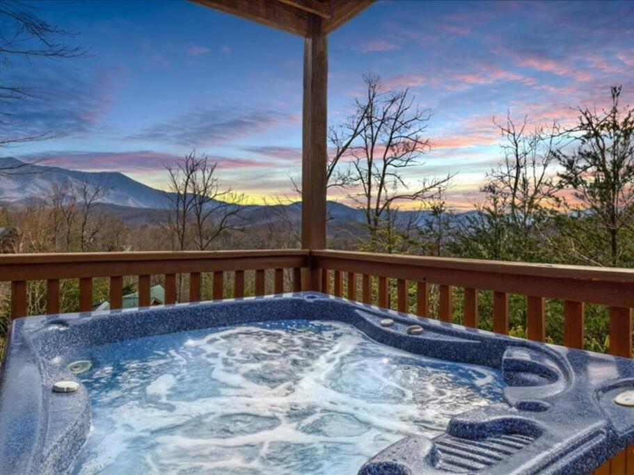 Breathtaking Views Of The Smokies, 3 Mins To *