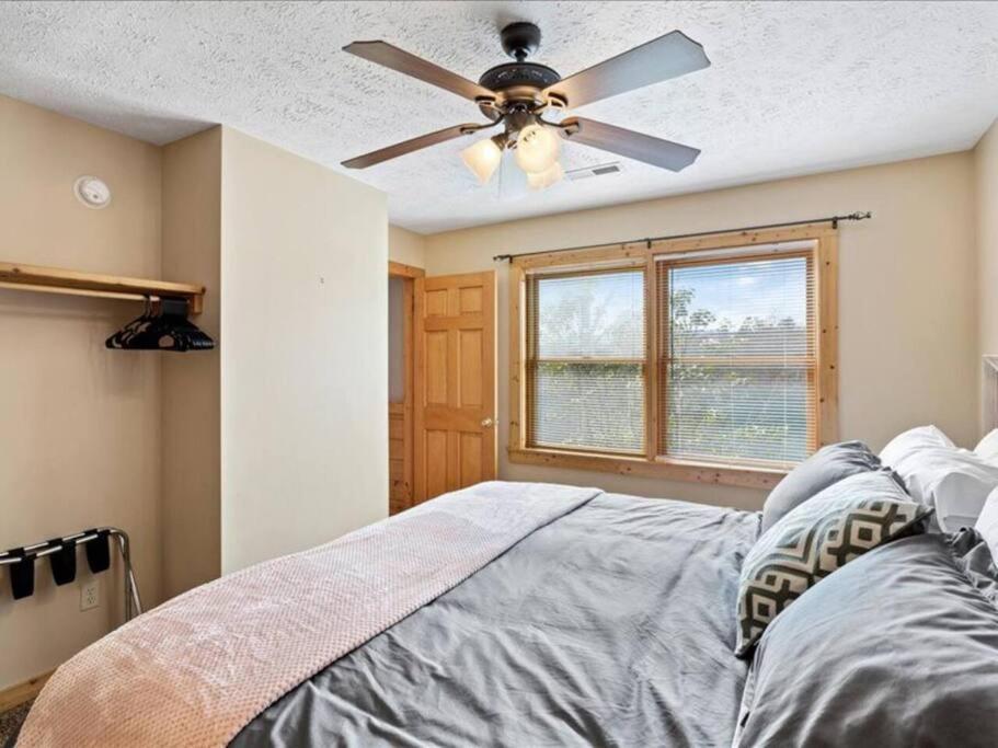 Breathtaking Views Of The Smokies, 3 Mins To Holiday home *