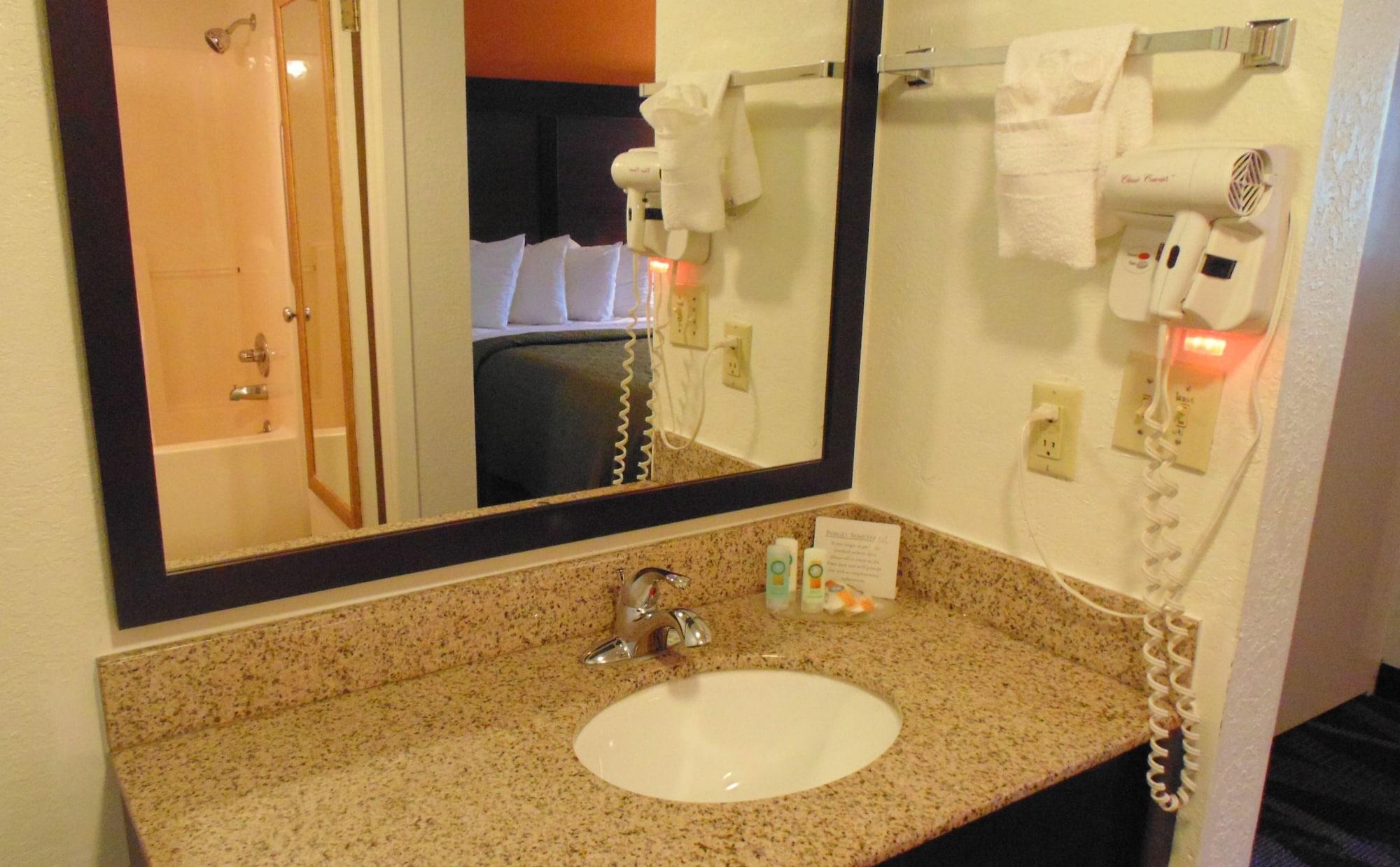 Inn Quality Creekside - Downtown