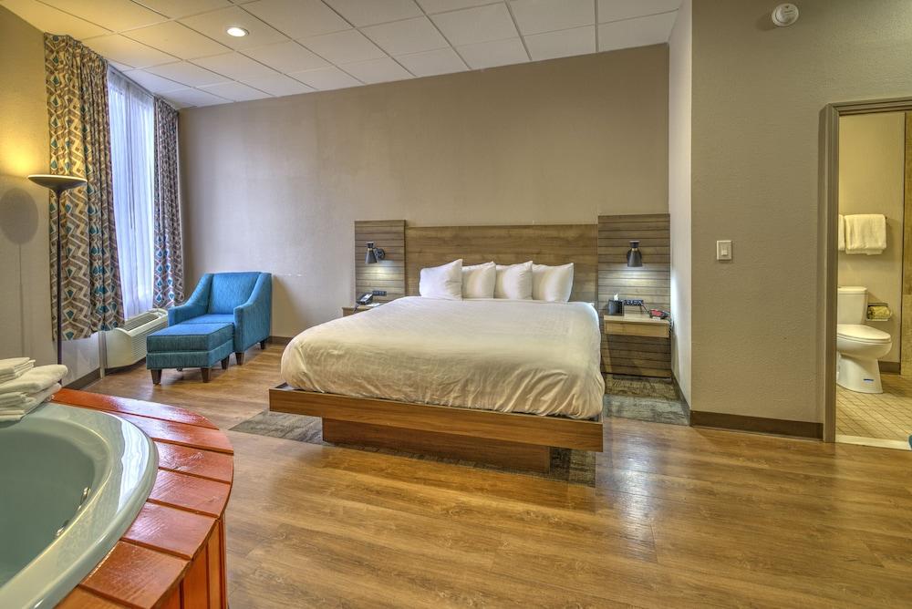 Clarion Pointe Downtown Hotel 2*