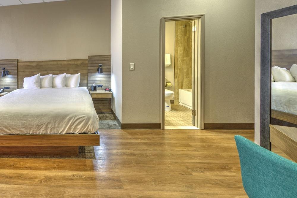 Hotel Clarion Pointe Downtown