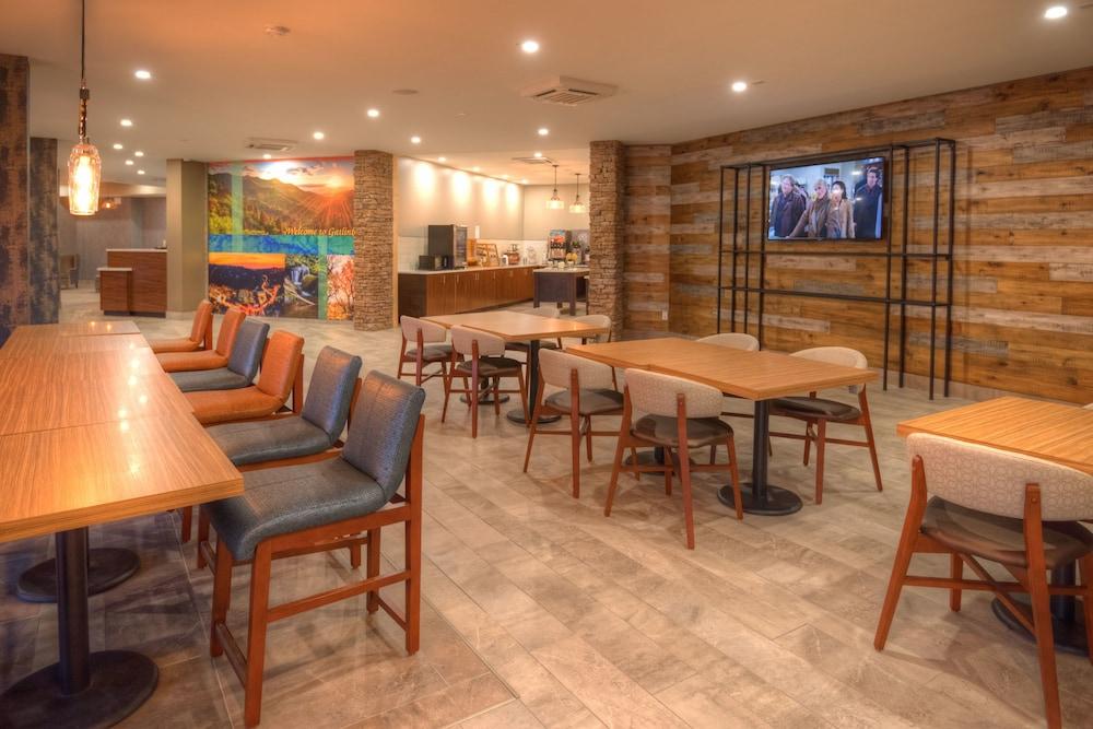 Clarion Pointe Downtown Hotel