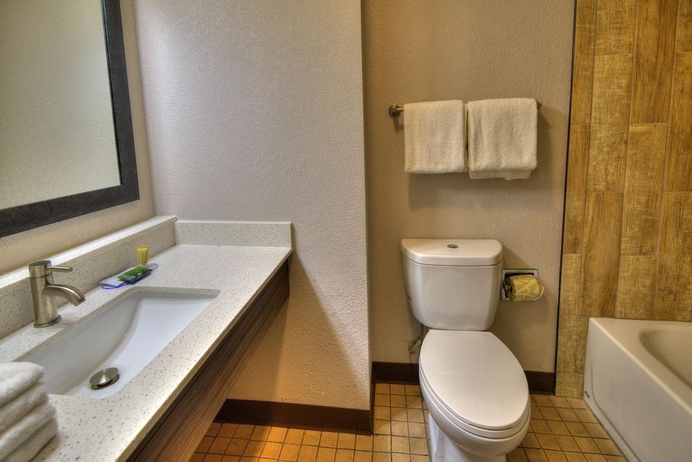 Clarion Pointe Downtown Hotel
