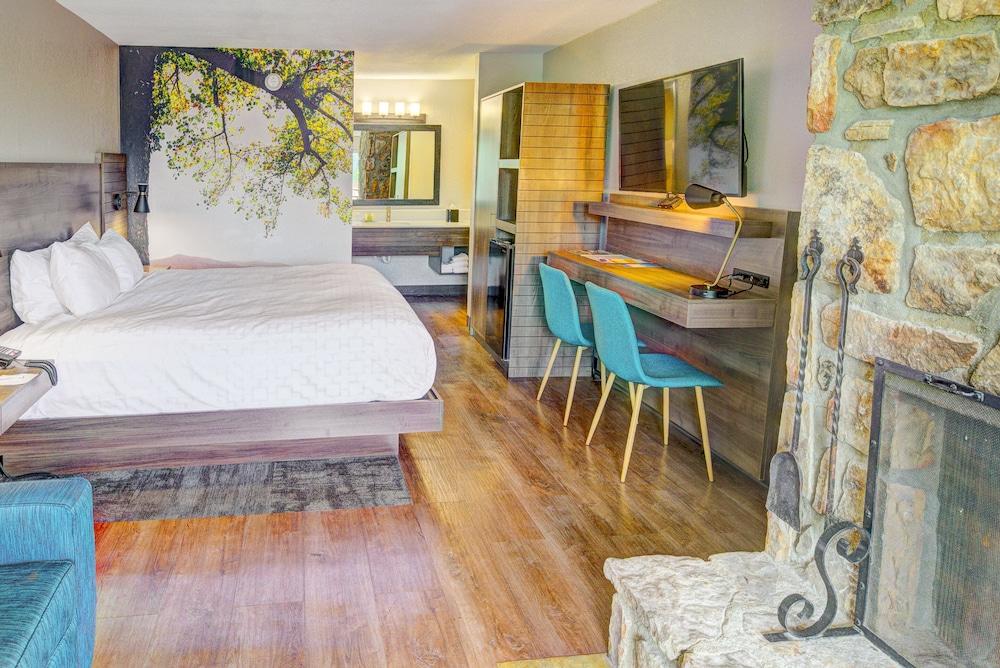 Clarion Pointe Downtown 2*
