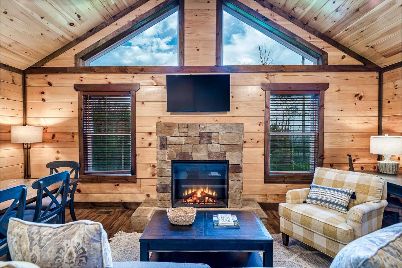 Modern Mountain Cabin! Hot Tub! Near Downtown!