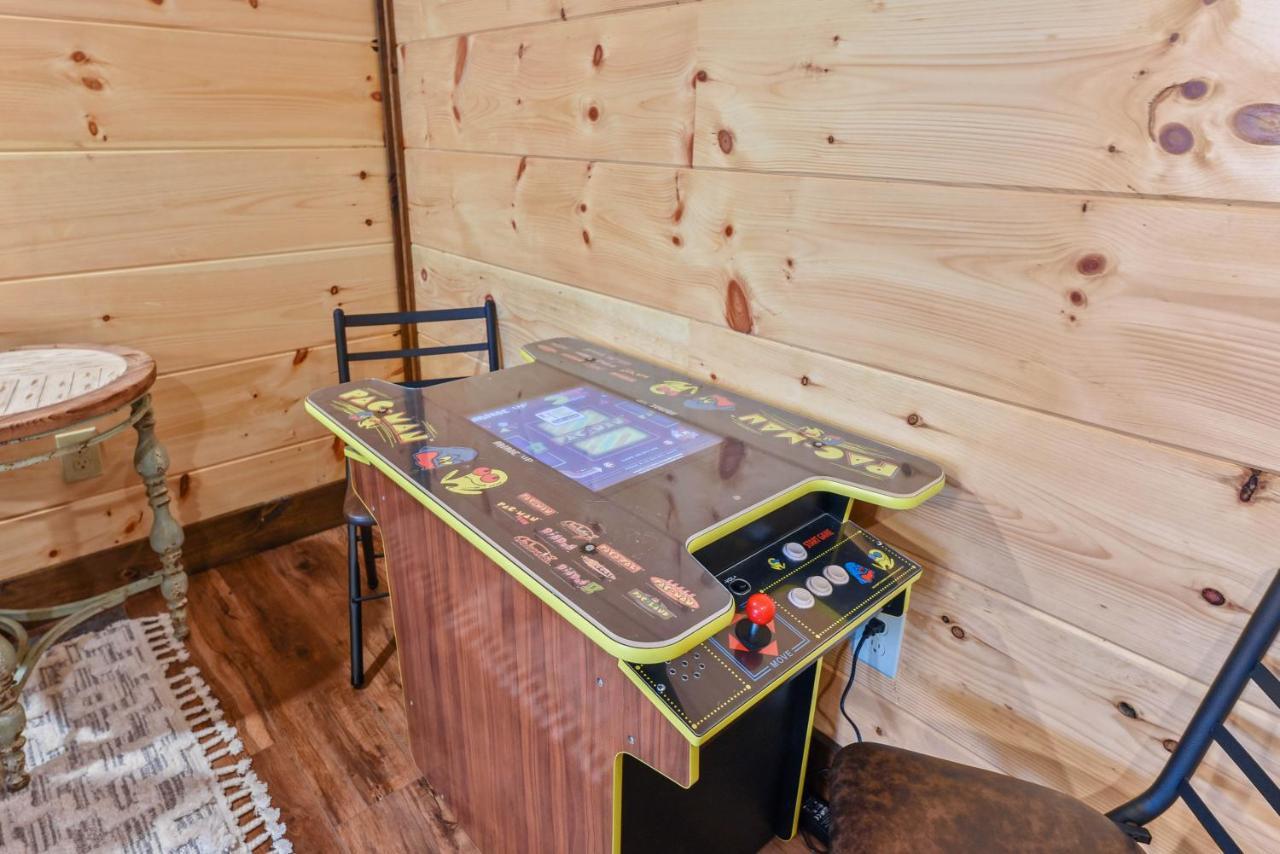 Modern Mountain Cabin! Hot Tub! Near Downtown! * Gatlinburg