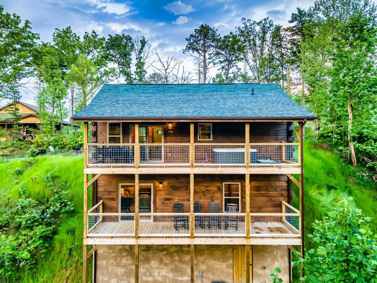 Modern Mountain Cabin! Hot Tub! Near Downtown! * Gatlinburg