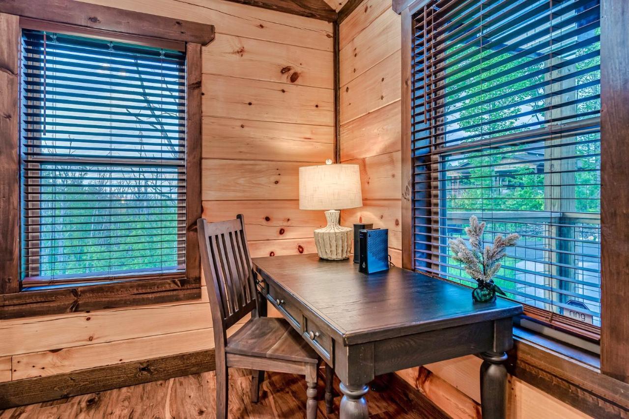 Modern Mountain Cabin! Hot Tub! Near Downtown! Gatlinburg