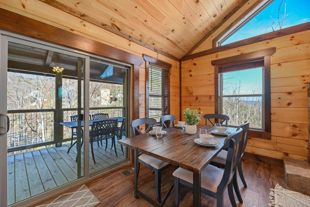 Modern Mountain Cabin! Hot Tub! Near Downtown! * Gatlinburg