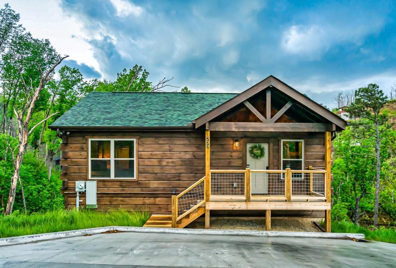 Modern Mountain Cabin! Hot Tub! Near Downtown! Holiday home Gatlinburg