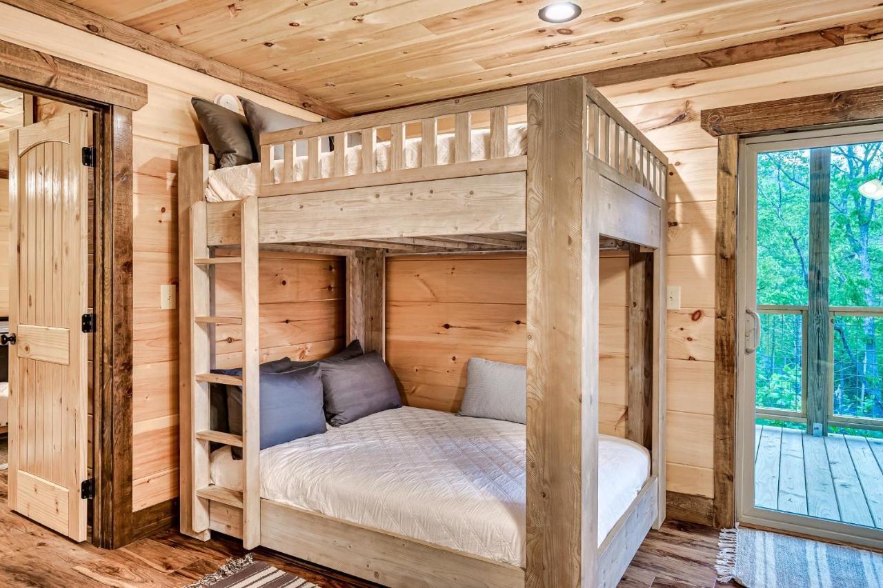 Modern Mountain Cabin! Hot Tub! Near Downtown! Holiday home Gatlinburg