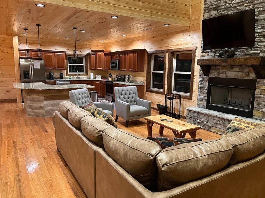 * * 4 Master Bedrooms, Views, Theater, Arcade, Evc * Gatlinburg