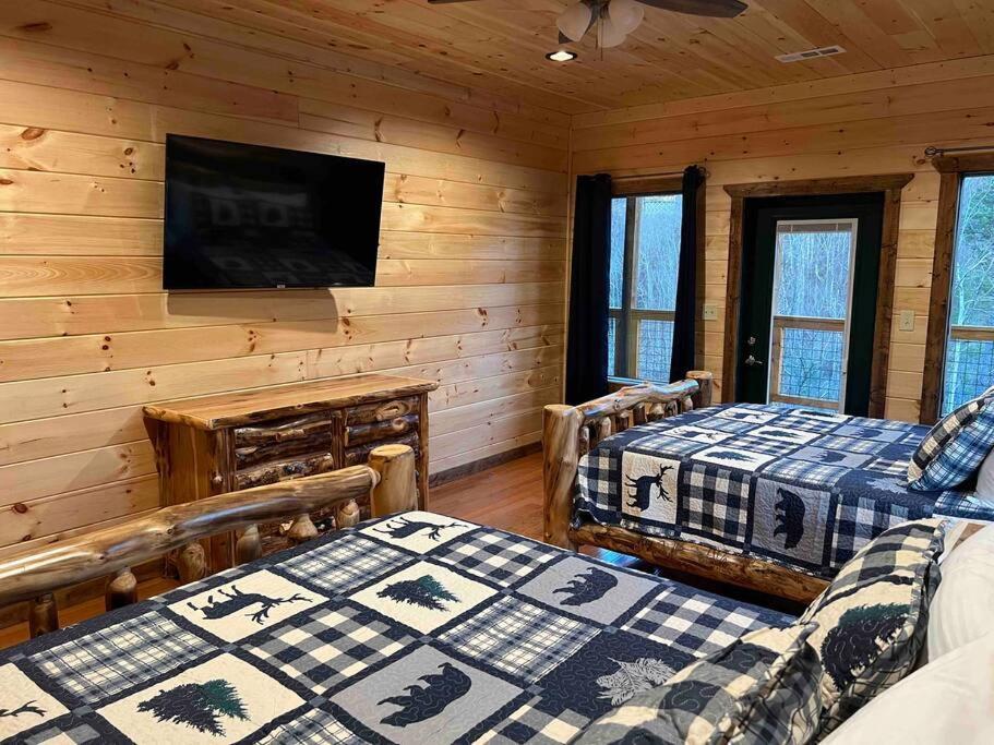 * * 4 Master Bedrooms, Views, Theater, Arcade, Evc * Gatlinburg