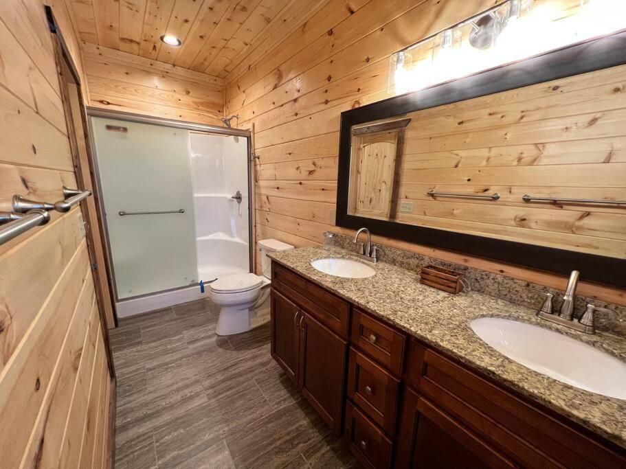 * * 4 Master Bedrooms, Views, Theater, Arcade, Evc Chalet Gatlinburg