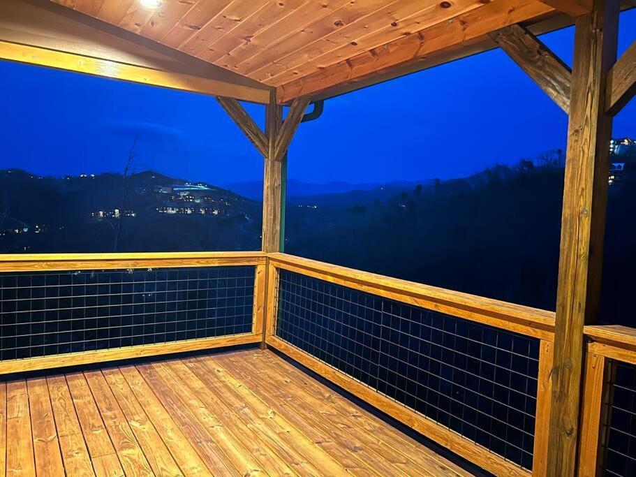 Chalet * * 4 Master Bedrooms, Views, Theater, Arcade, Evc *