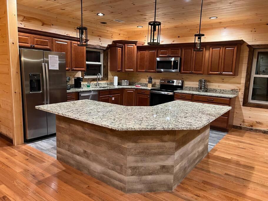 Chalet * * 4 Master Bedrooms, Views, Theater, Arcade, Evc