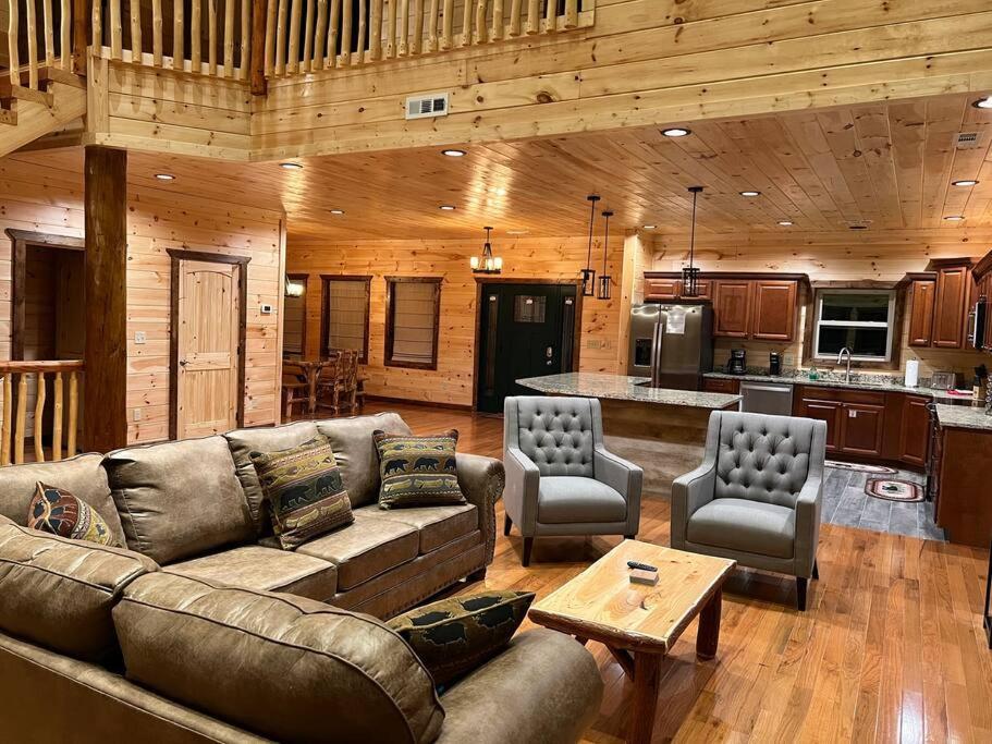 * * 4 Master Bedrooms, Views, Theater, Arcade, Evc Gatlinburg