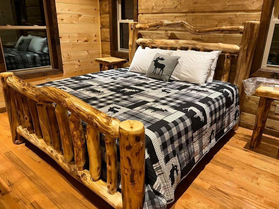 * * 4 Master Bedrooms, Views, Theater, Arcade, Evc Chalet *