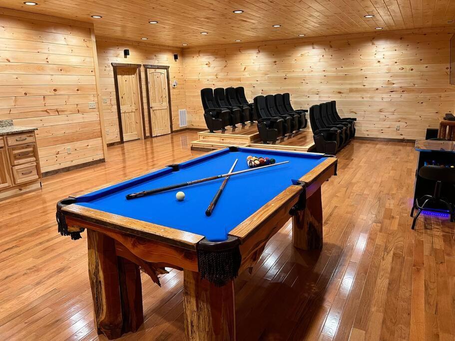 * * 4 Master Bedrooms, Views, Theater, Arcade, Evc Gatlinburg