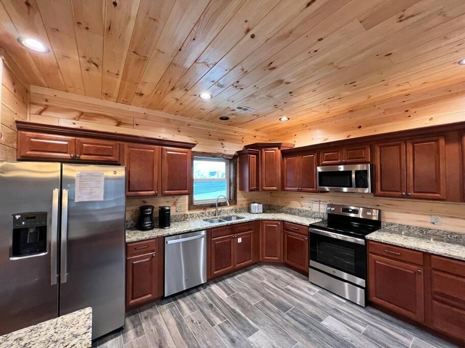 * * 4 Master Bedrooms, Views, Theater, Arcade, Evc Chalet *