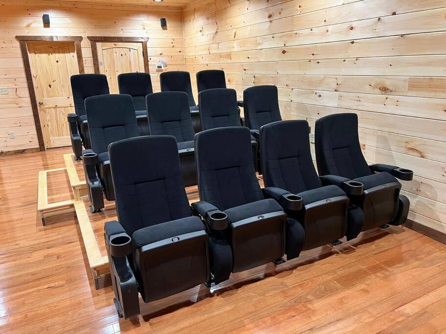 * * 4 Master Bedrooms, Views, Theater, Arcade, Evc * Gatlinburg