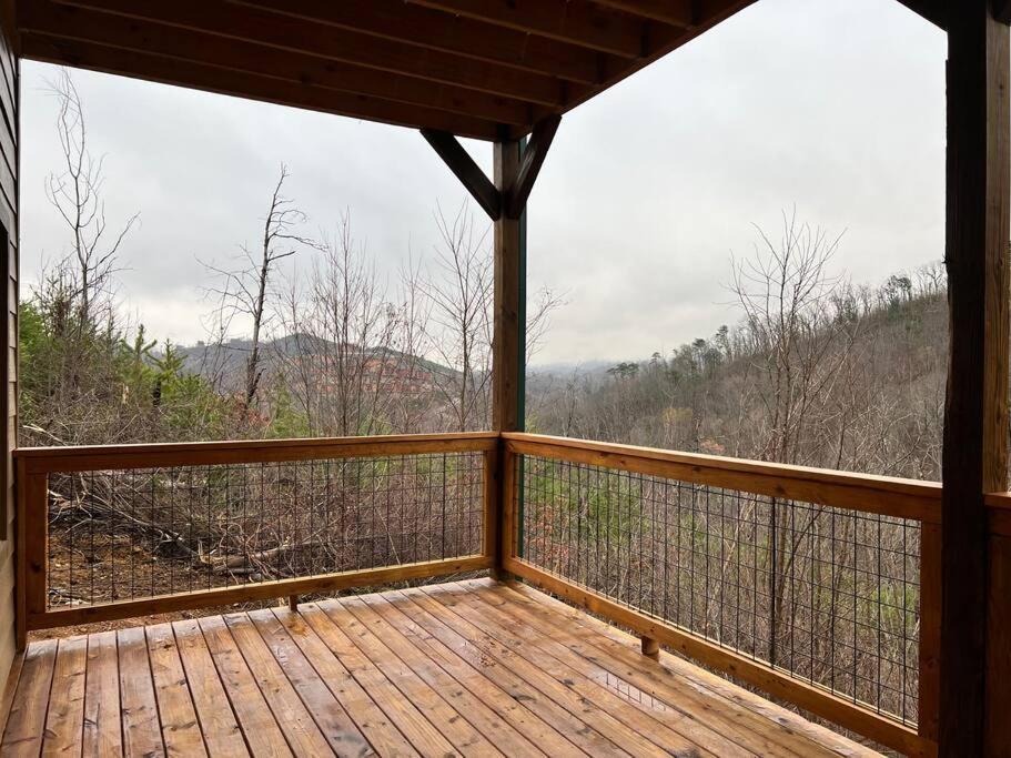 * * 4 Master Bedrooms, Views, Theater, Arcade, Evc Chalet Gatlinburg
