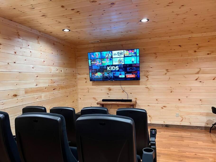 * * 4 Master Bedrooms, Views, Theater, Arcade, Evc Chalet