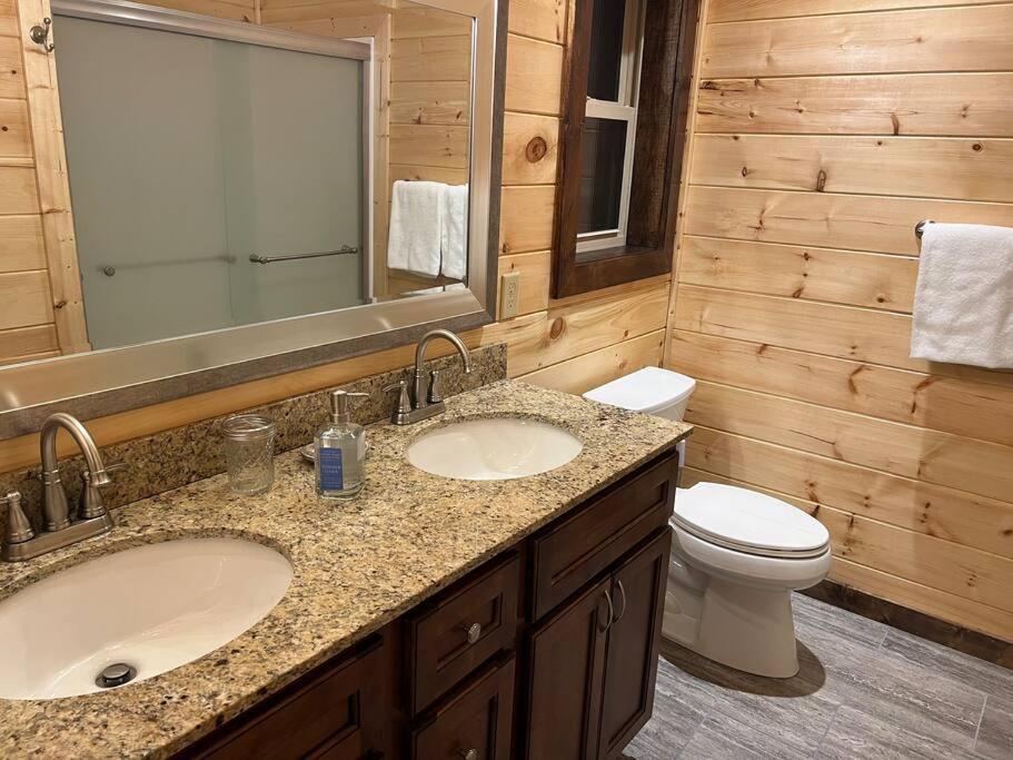 Chalet * * 4 Master Bedrooms, Views, Theater, Arcade, Evc