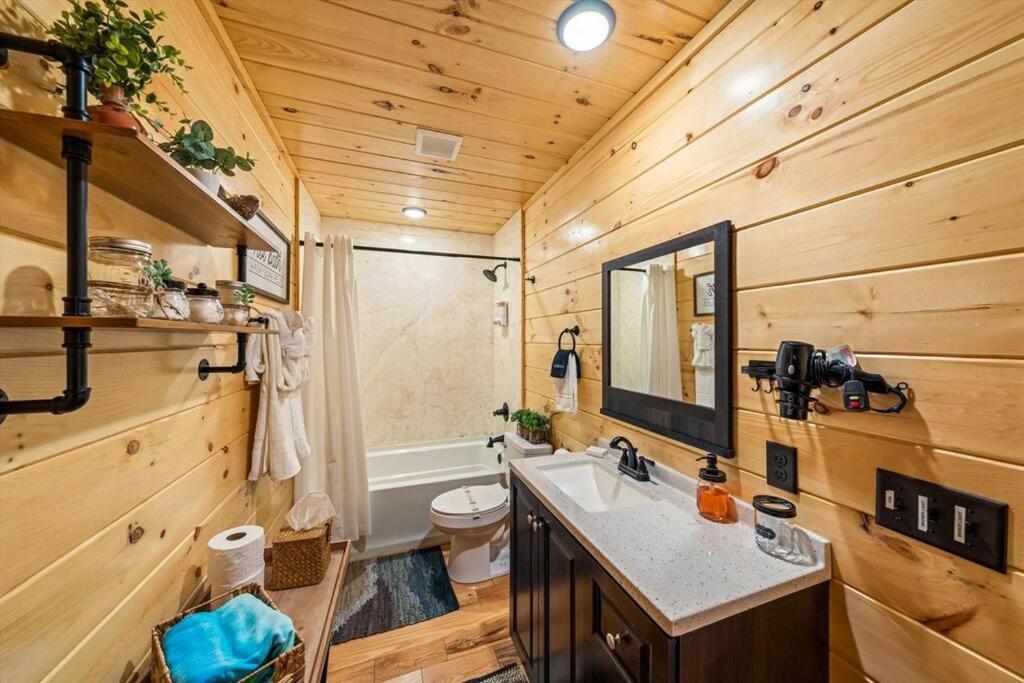 Luxury 4br In With Views Hot Tub With Private Deck Game Popular Coffee Bar Perfect For Family Getaway Tennis Courts Infant Crib And Karaoke System Holiday home *